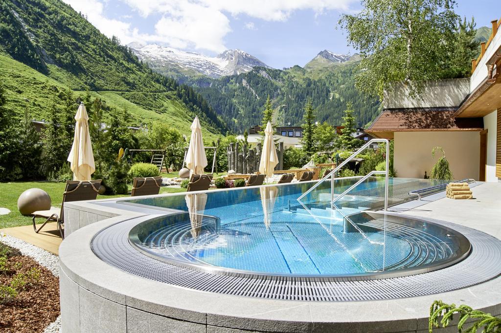 Hotel Alpenhof Tux Bagian luar foto