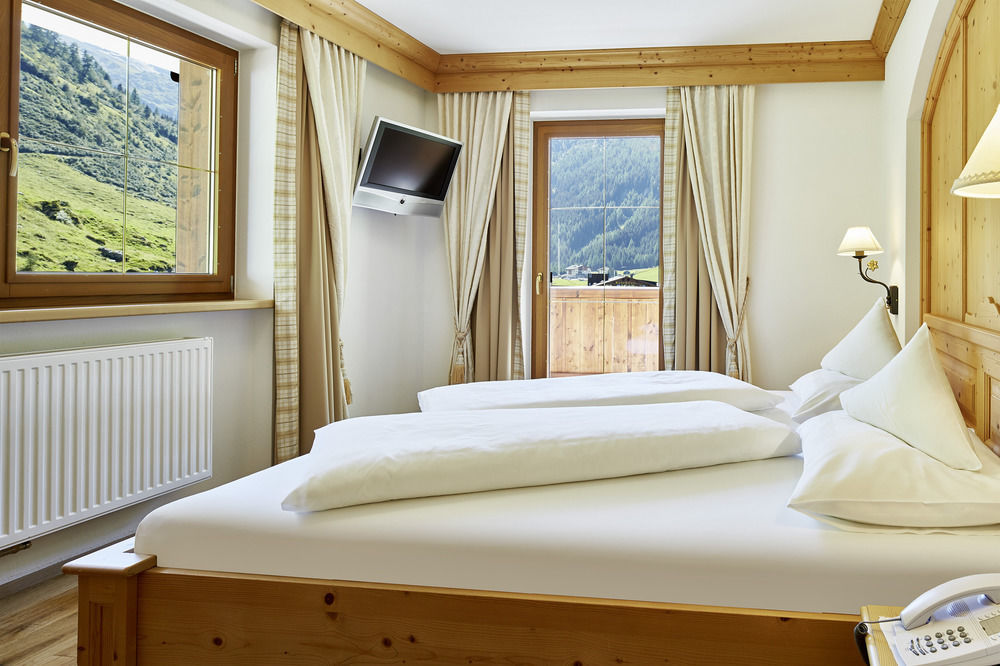 Hotel Alpenhof Tux Bagian luar foto