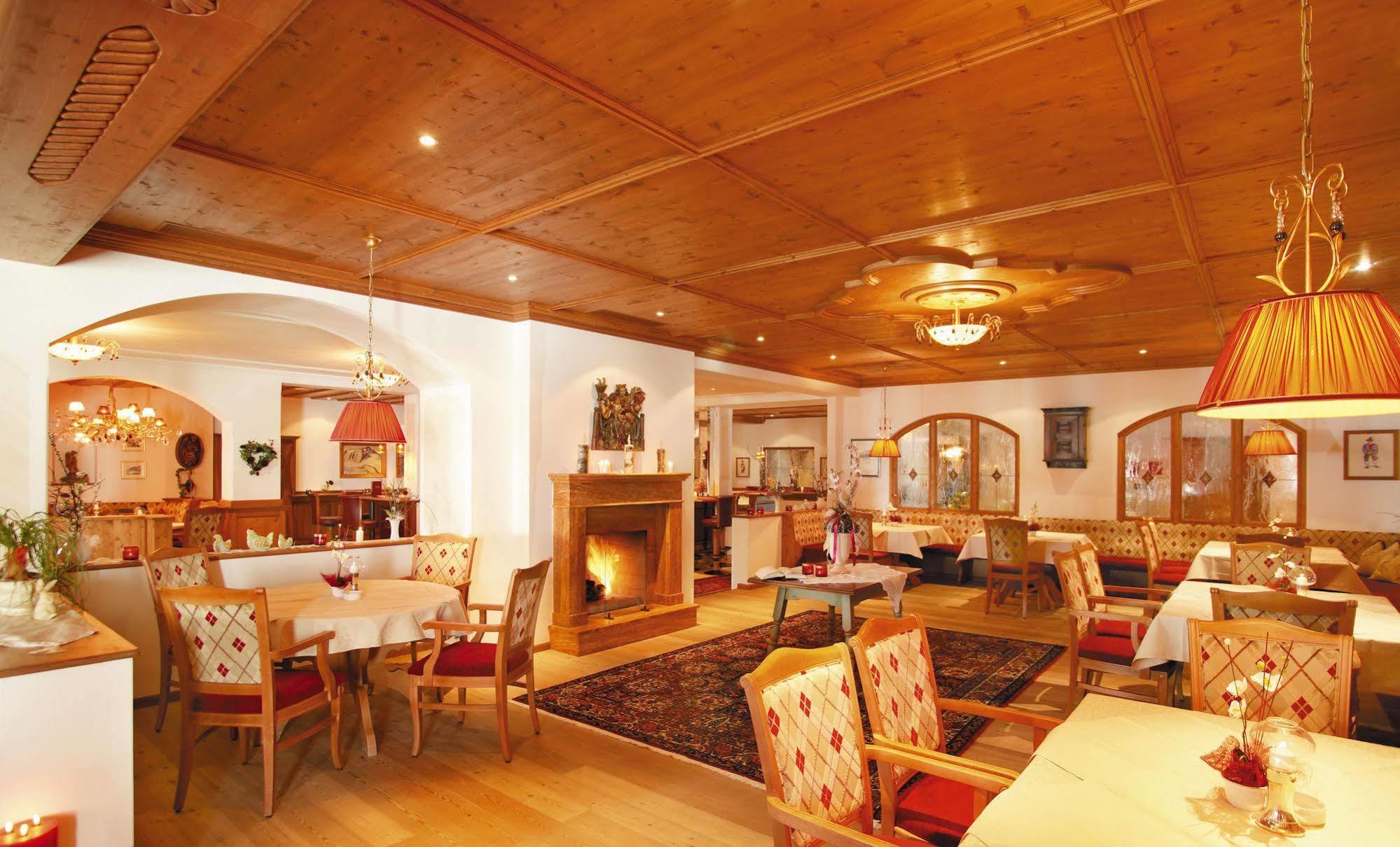 Hotel Alpenhof Tux Bagian luar foto