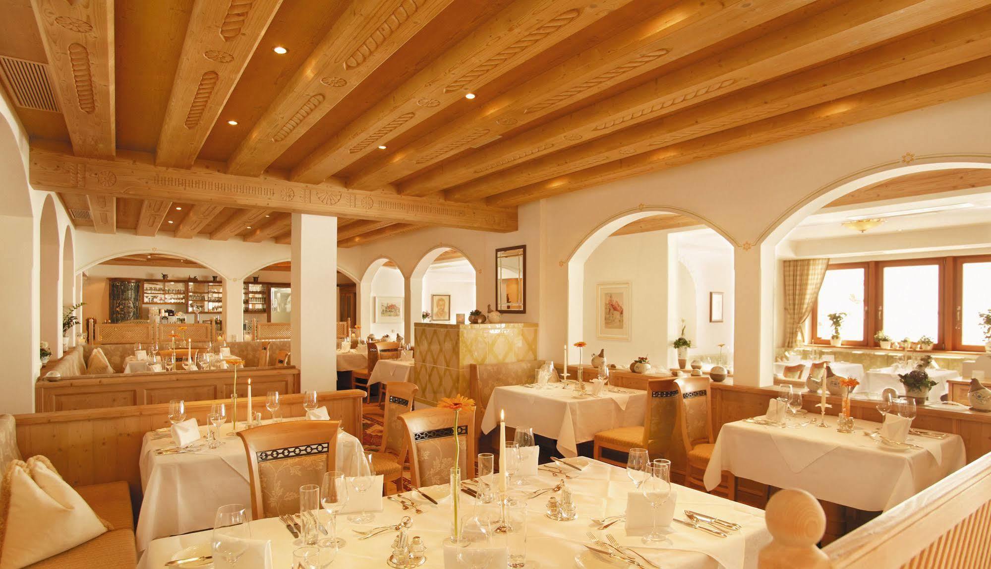 Hotel Alpenhof Tux Bagian luar foto