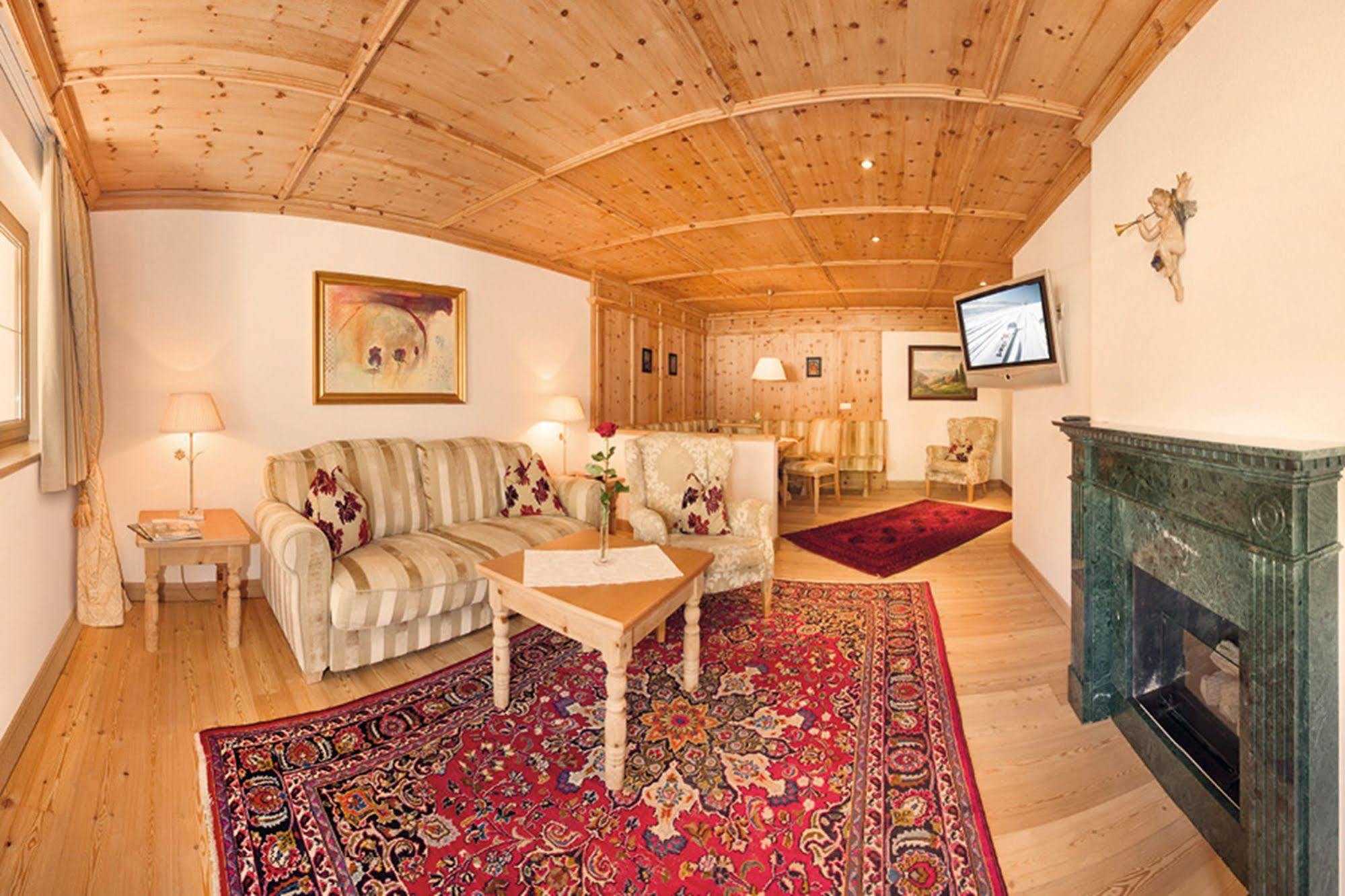Hotel Alpenhof Tux Bagian luar foto