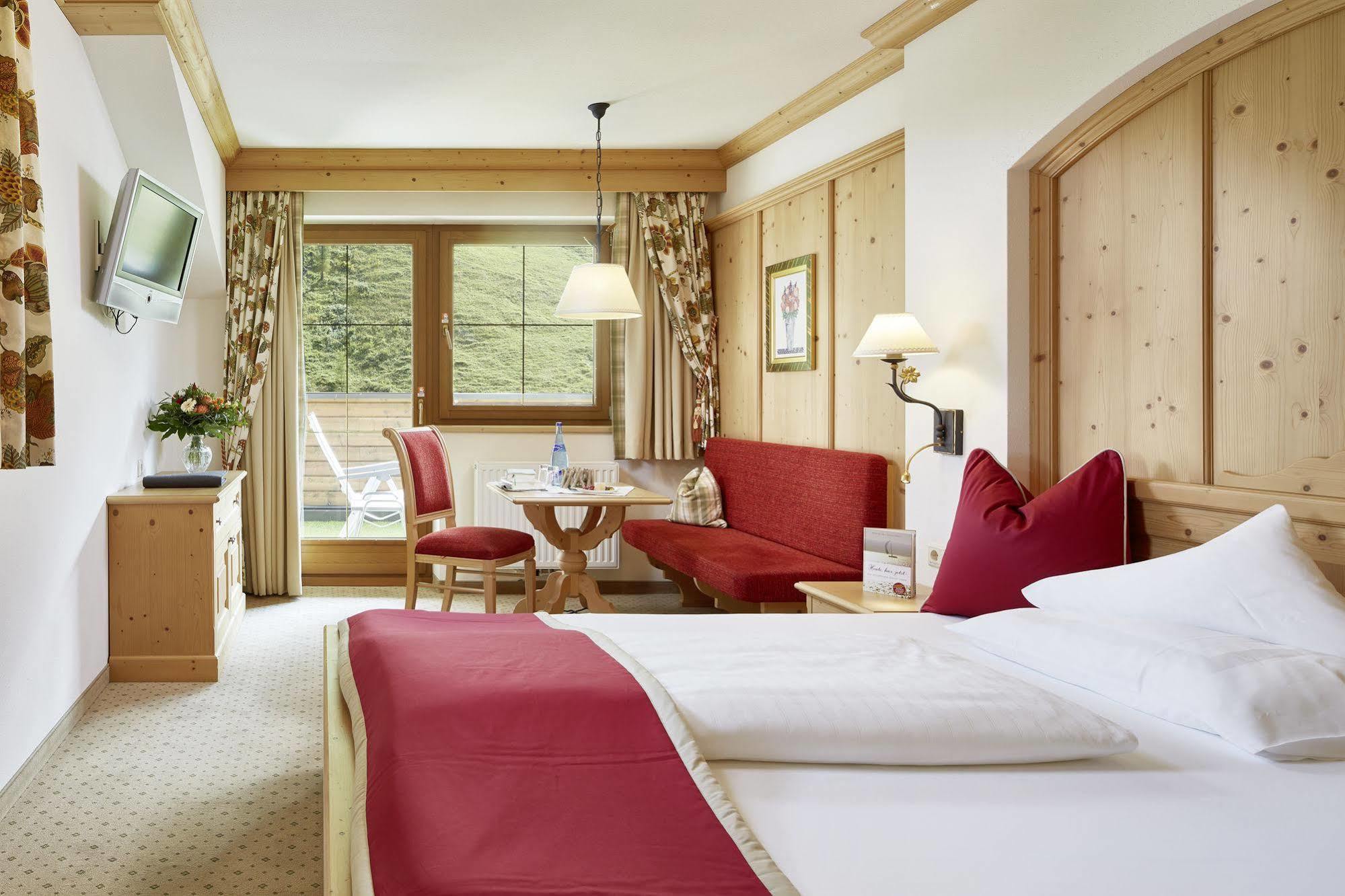 Hotel Alpenhof Tux Bagian luar foto