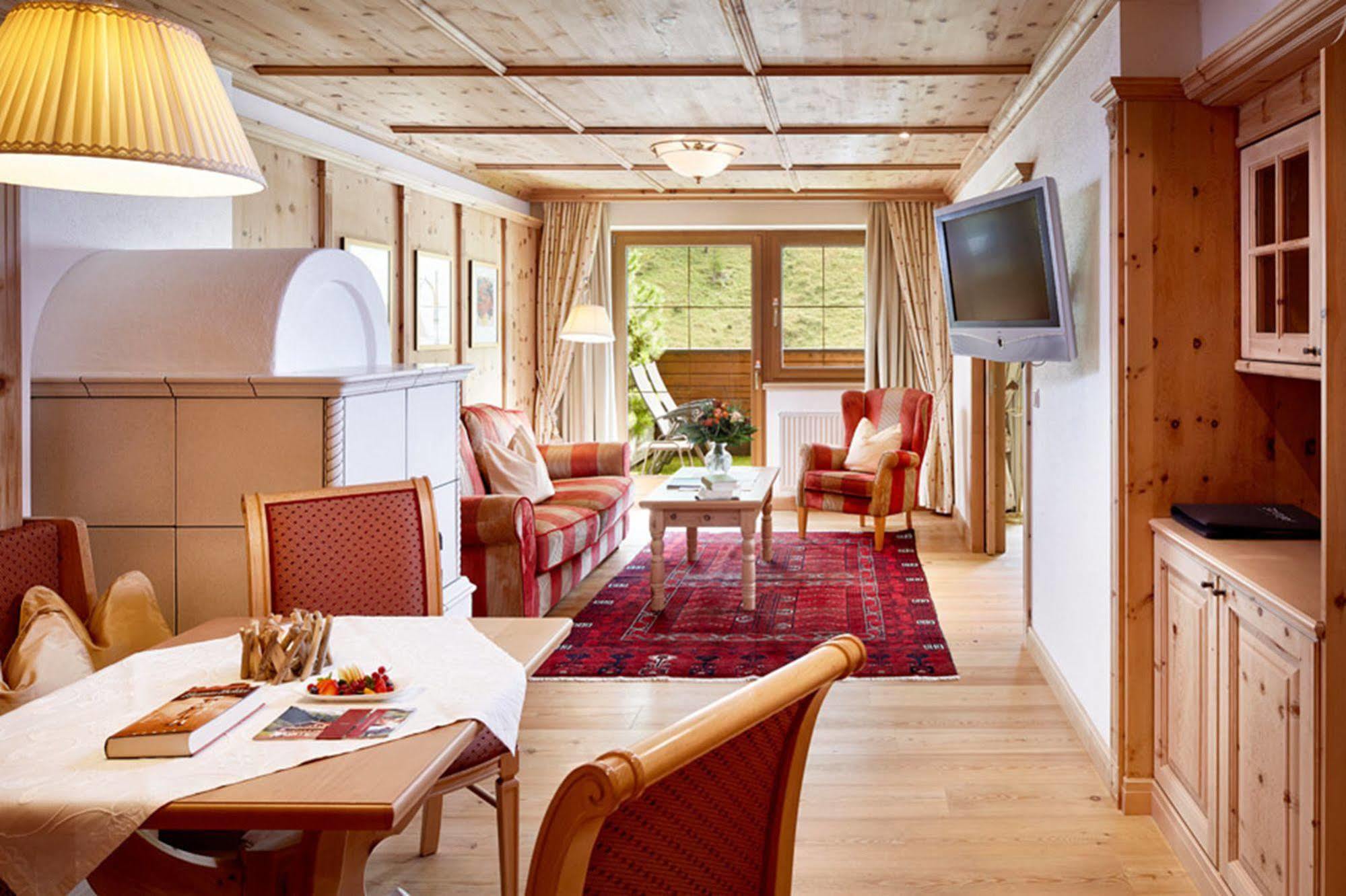 Hotel Alpenhof Tux Bagian luar foto