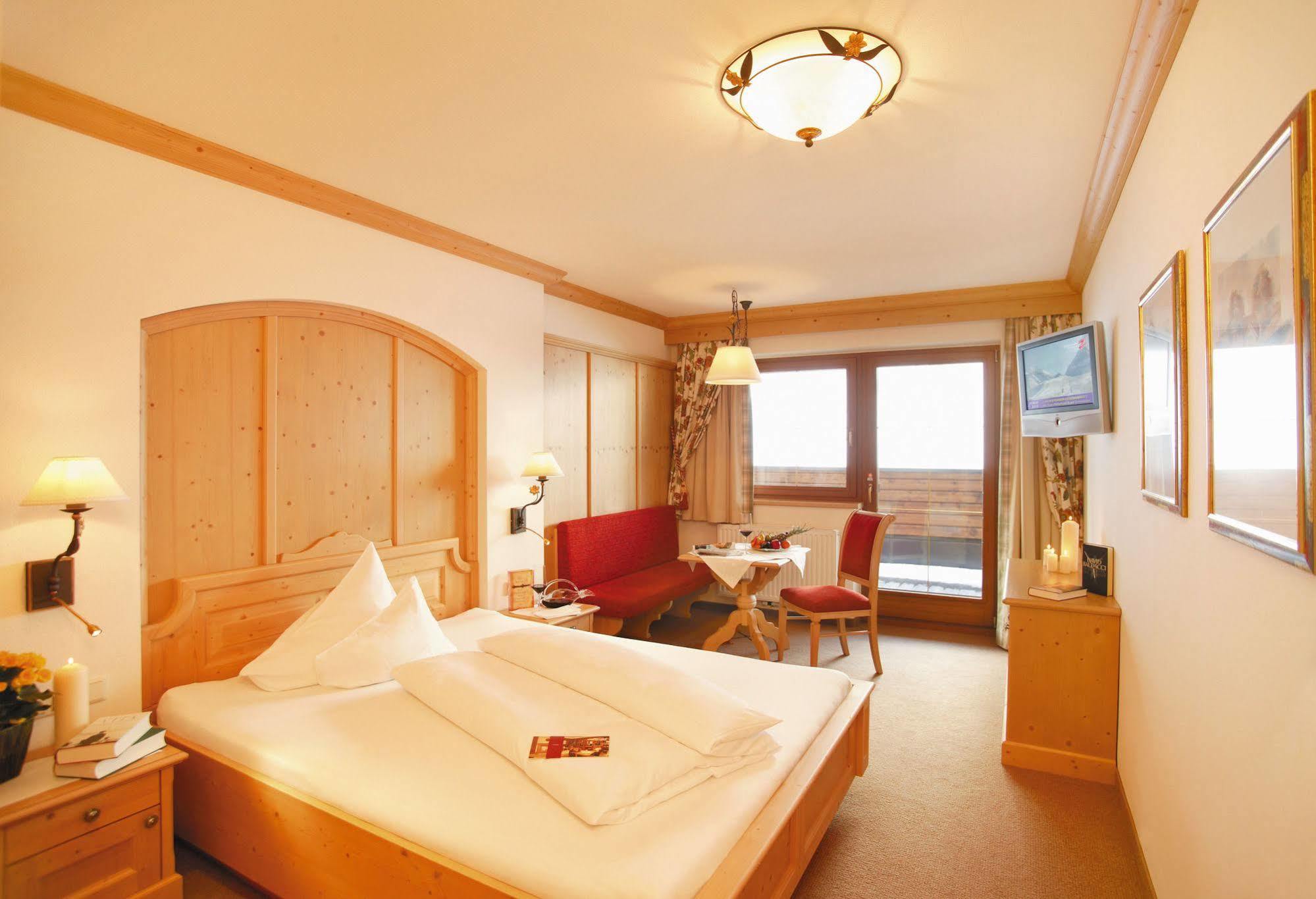 Hotel Alpenhof Tux Bagian luar foto