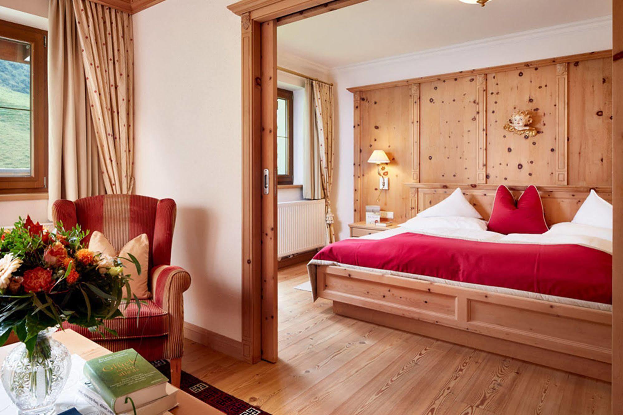 Hotel Alpenhof Tux Bagian luar foto